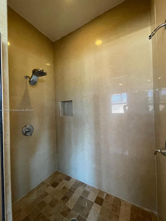 bathroom featuring tiled shower