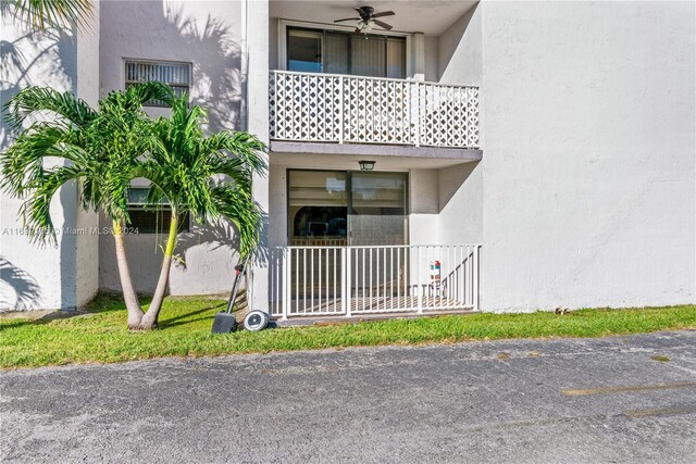 entrance to property featuring ceiling fan