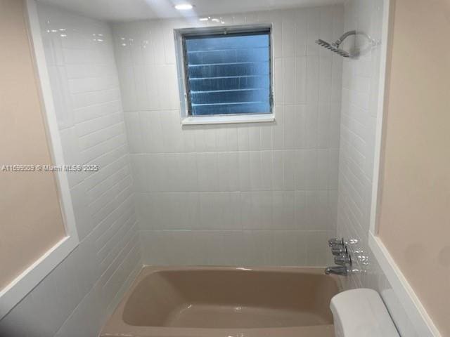 bathroom featuring tiled shower / bath