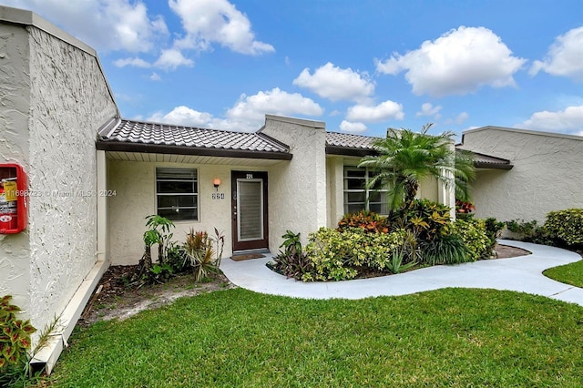 view of front of house with a front lawn