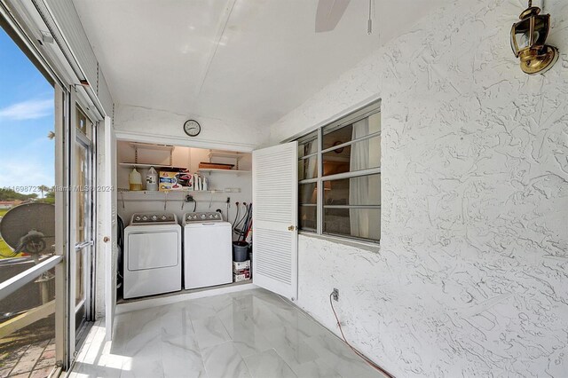 laundry room with washing machine and dryer and ceiling fan