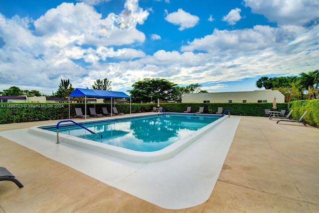 view of swimming pool featuring a patio area