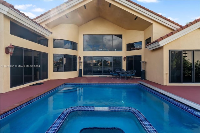 view of pool featuring an in ground hot tub