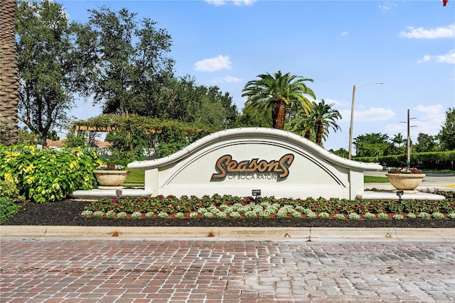 view of community / neighborhood sign