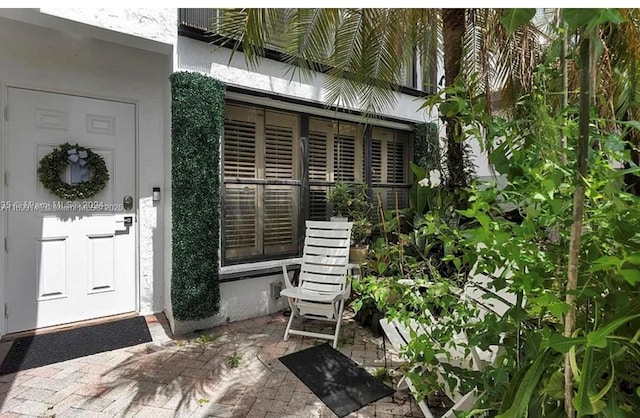 entrance to property featuring a patio