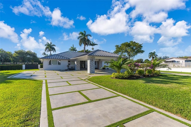 single story home featuring a front lawn