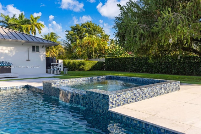 view of pool with an in ground hot tub and pool water feature