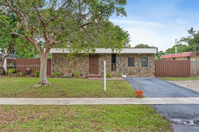 view of front of house featuring a front yard