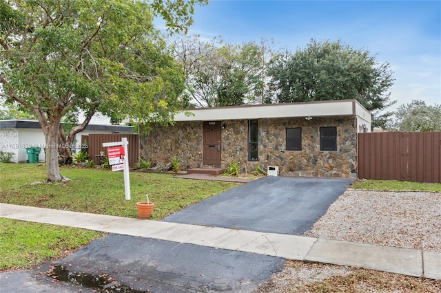 ranch-style house featuring a front yard