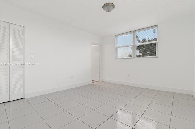 unfurnished room featuring light tile patterned floors