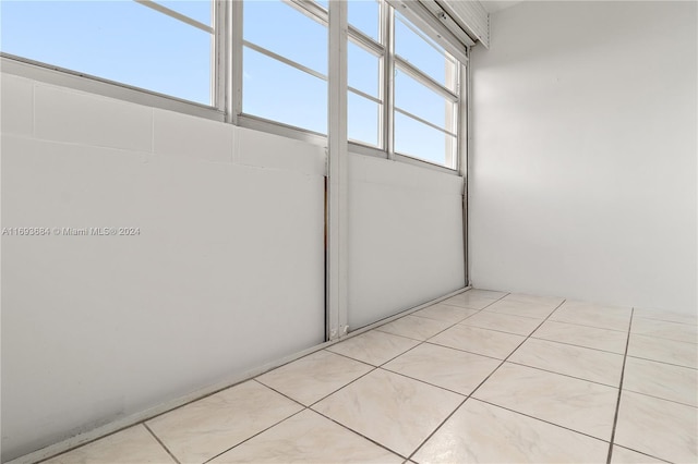 empty room featuring light tile patterned floors