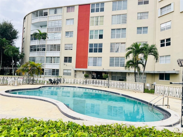 view of swimming pool