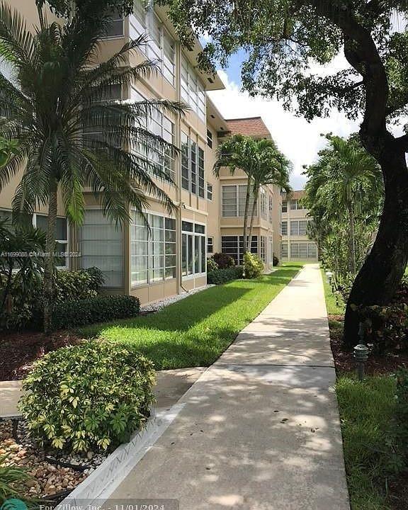 view of property's community featuring a lawn