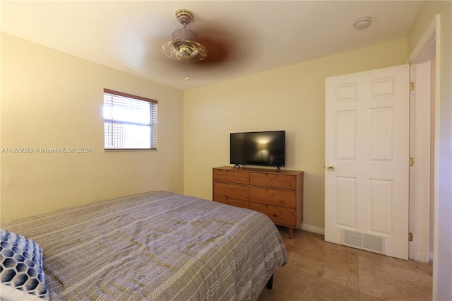 bedroom with ceiling fan