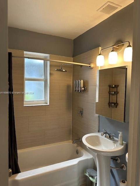 bathroom with shower / bath combo