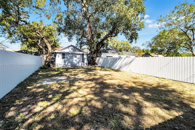 view of yard with an outbuilding