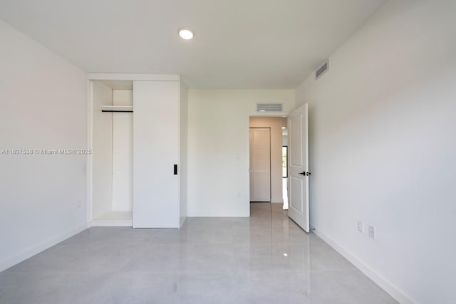 unfurnished bedroom featuring a closet, visible vents, recessed lighting, and baseboards