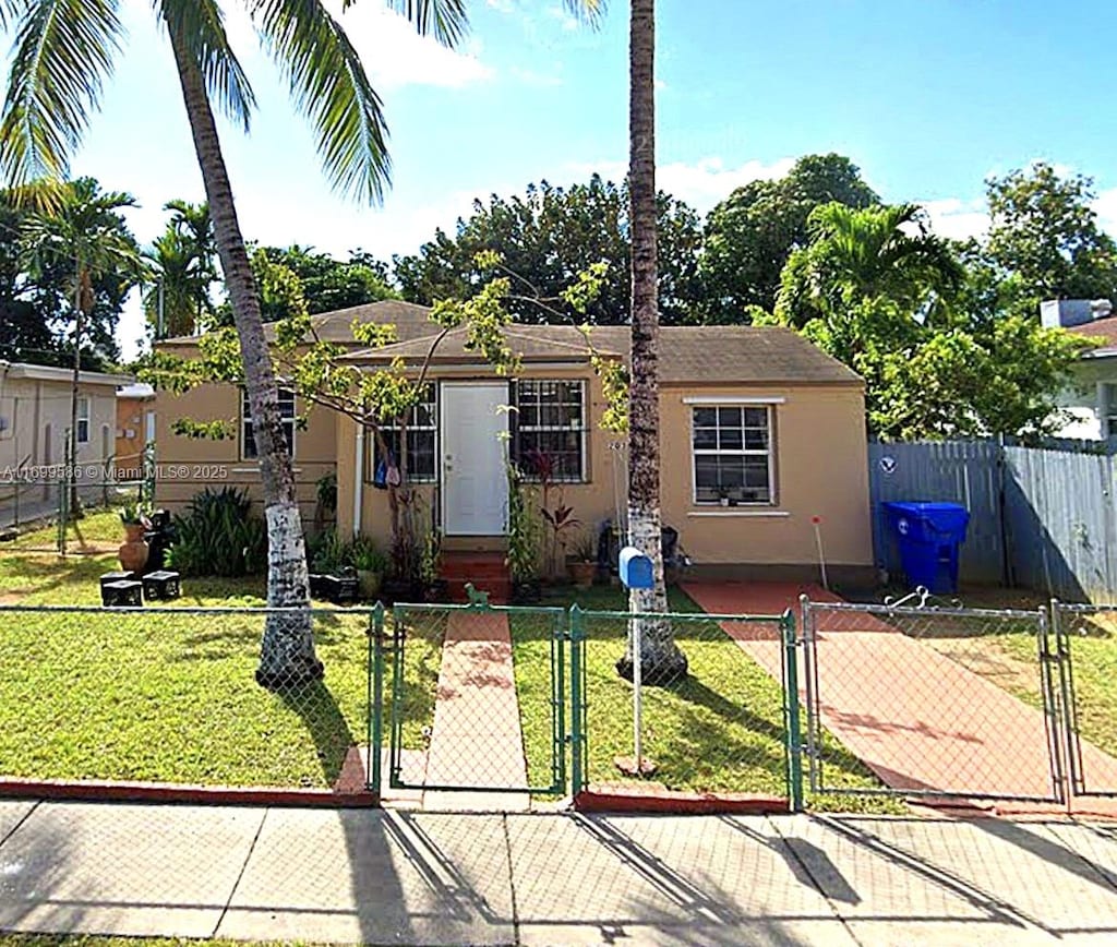 view of front of property with a front yard