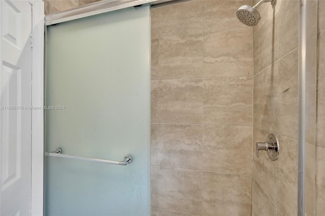 bathroom featuring a tile shower