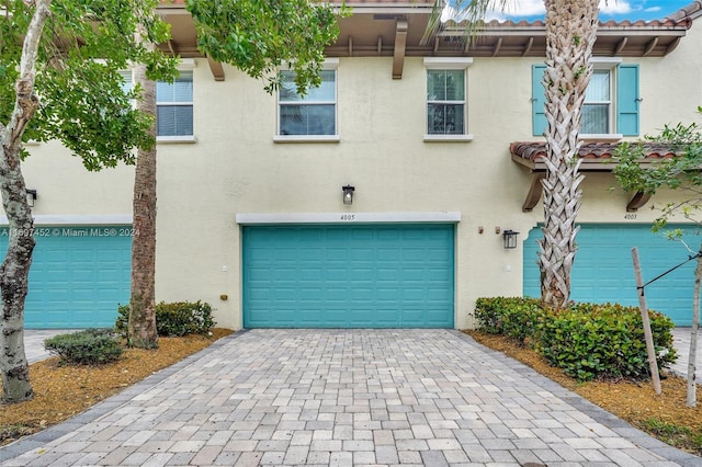 view of front facade featuring a garage