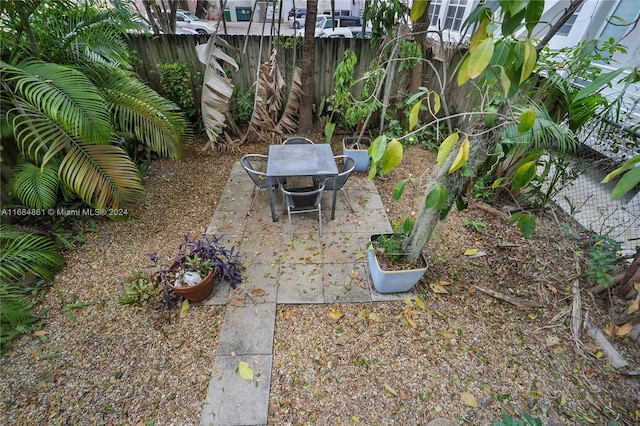 view of yard featuring a patio area