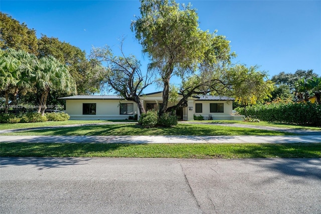 single story home featuring a front yard