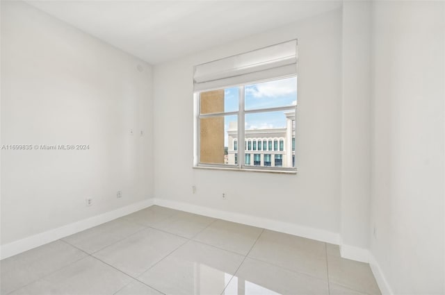 spare room featuring light tile patterned flooring