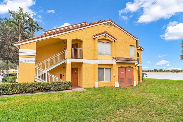 view of front of property featuring a front yard