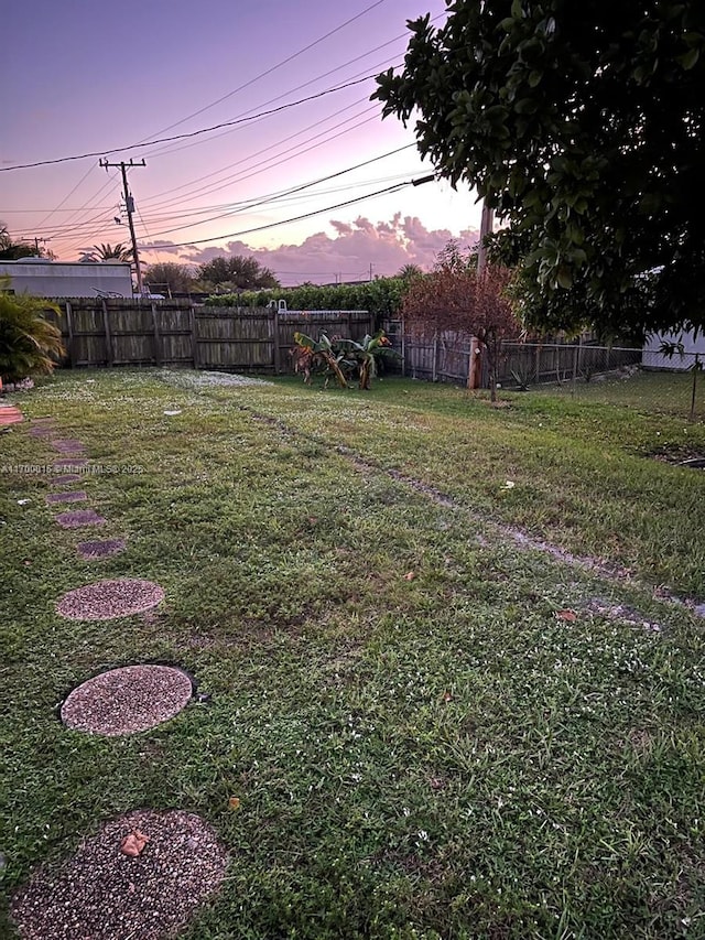 view of yard at dusk