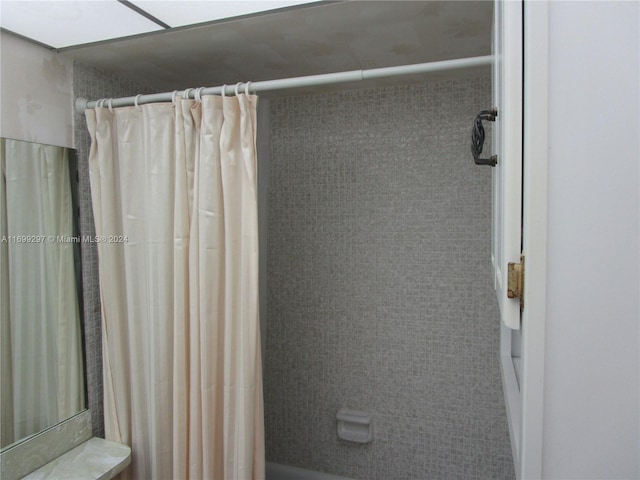 bathroom featuring shower / bath combo with shower curtain