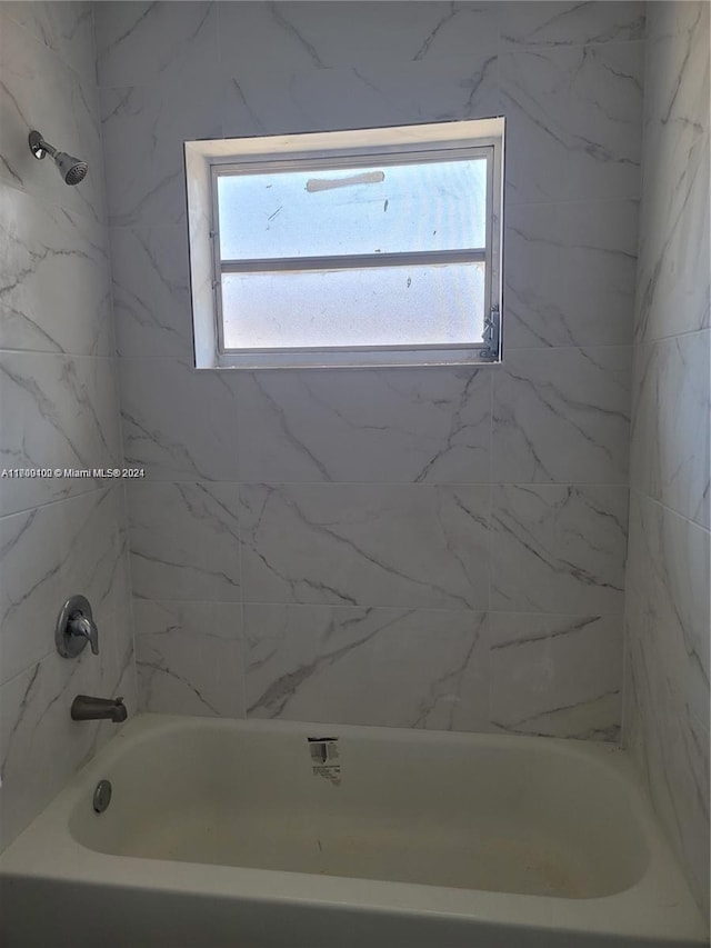 bathroom with tiled shower / bath combo