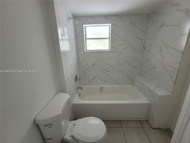 bathroom with tiled shower / bath and toilet