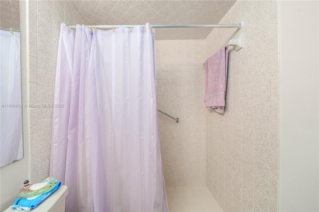 bathroom featuring tiled shower