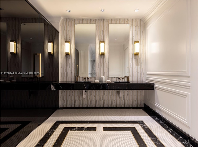 bathroom featuring wallpapered walls and a decorative wall