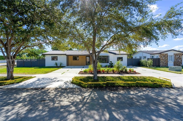 view of front of home featuring a front yard