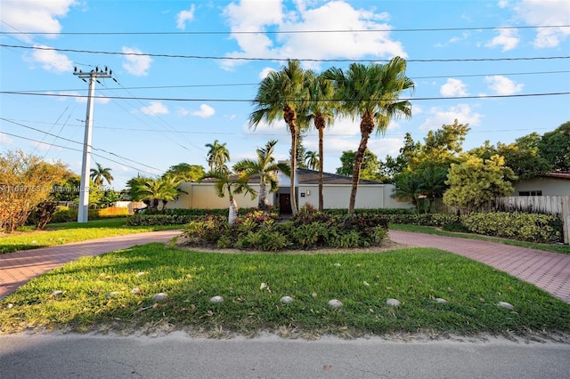 view of front facade with a front yard