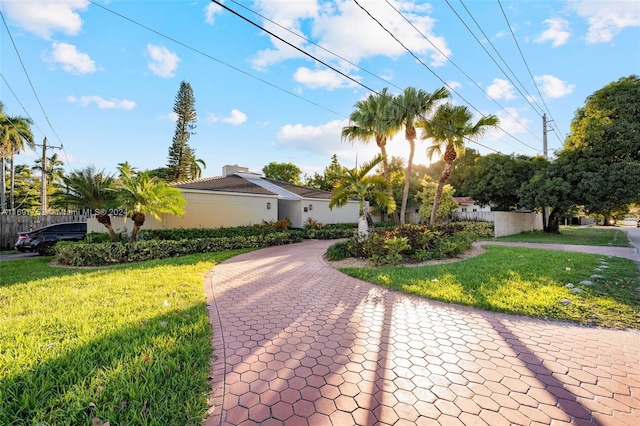 view of front of home featuring a front yard