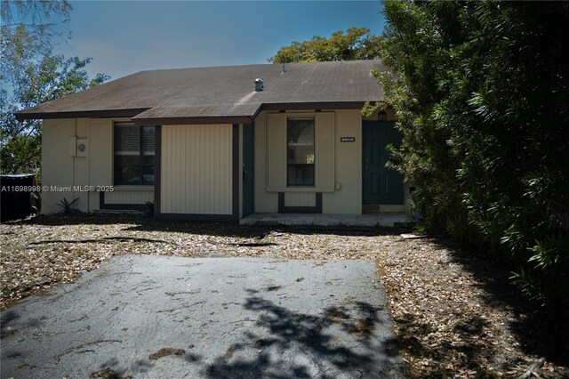 view of front facade with a front yard