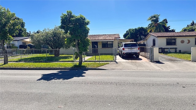 view of front of property featuring a front lawn