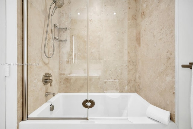 bathroom featuring tiled shower / bath