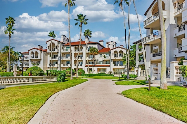 view of property's community featuring a lawn