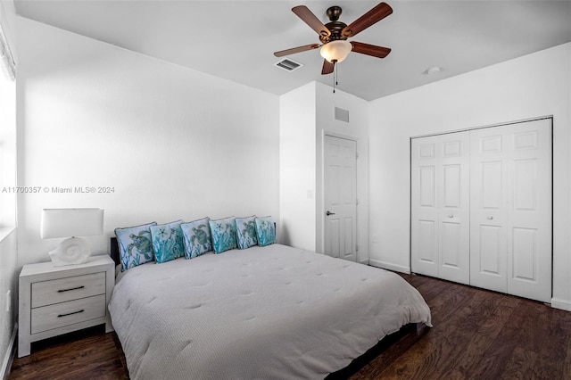 bedroom with ceiling fan, dark wood-type flooring, and a closet