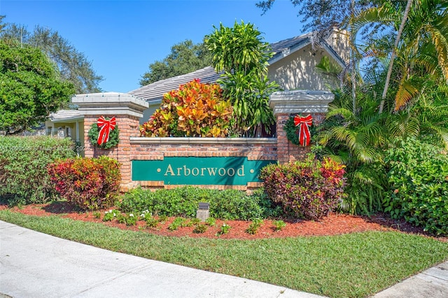 view of community / neighborhood sign