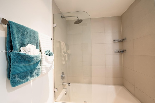 bathroom featuring tiled shower / bath combo