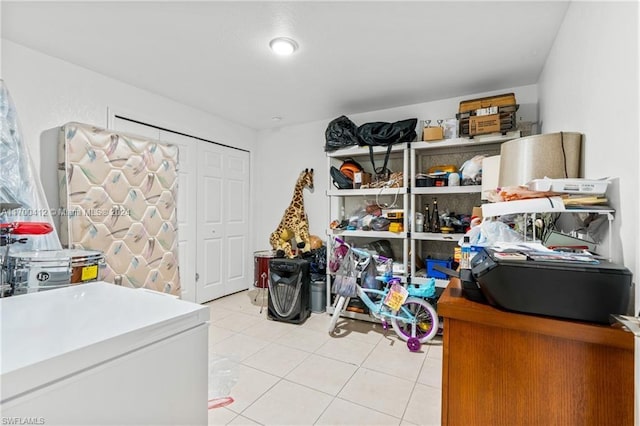 laundry area featuring light tile patterned flooring