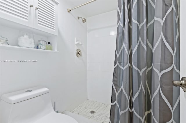 bathroom with a shower with shower curtain, tile walls, and toilet