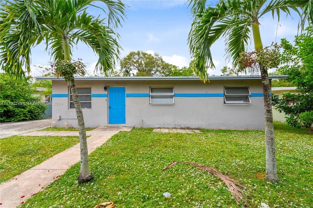 view of front of house featuring a front yard