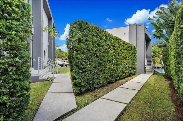 view of side of property featuring a lawn