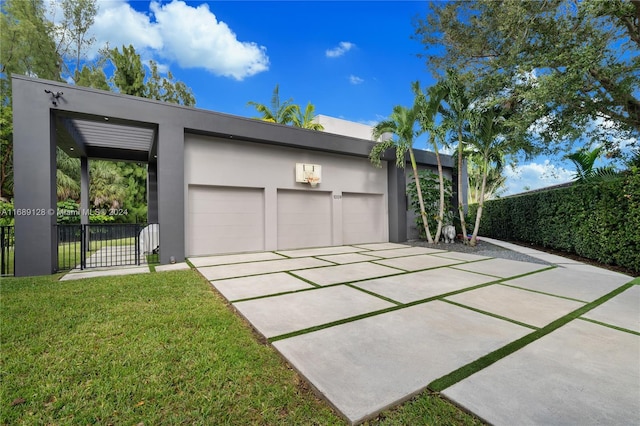 view of front of property featuring a front lawn and a garage