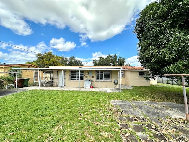 single story home featuring a front lawn